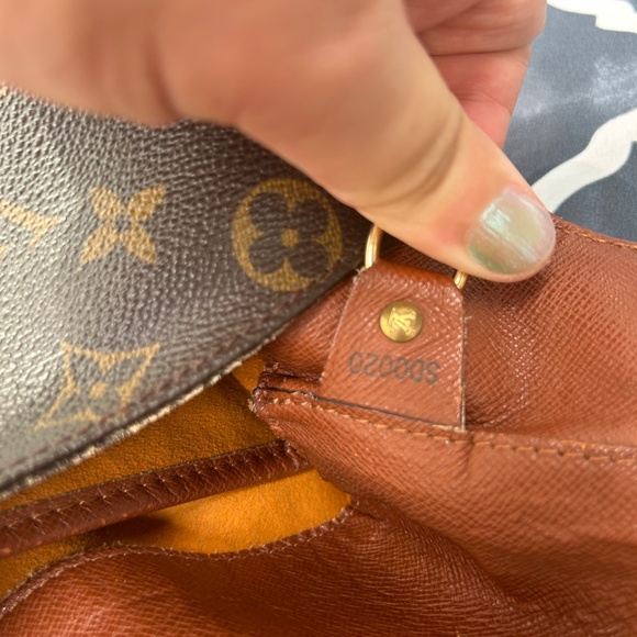 Authentic Louis Vuitton GM salsa body only.Will include a leather non LV strap - Picture 6 of 6